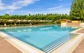 Der großzügige Pool - Foto: Bethel Fath